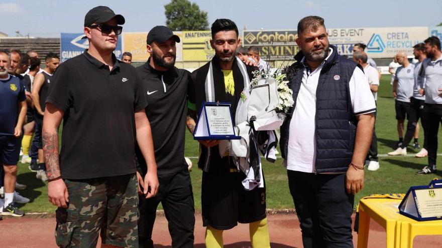 Στέφανος Αθανασιάδης βραβεύεται από τους ανθρώπους του ΠΑΟΚ μετά το τελευταίο του παιχνίδι με την Αναγέννηση Καρδίτσας κόντρα στον ΠΑΟΚ Β