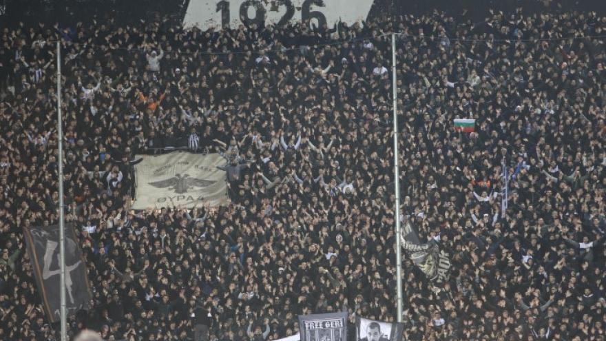 Περιμένουν να παίξει… μπάλα και ο κόσμος