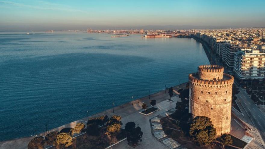 Στο κέντρο της Θεσσαλονίκης με φόντο τον Λευκό Πύργο ο Πένια (pic)