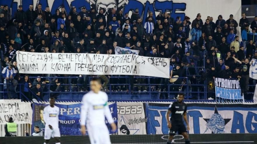 Πανό στα ρώσικα με... χαλίφη και κλόουν στο Περιστέρι! (pic)